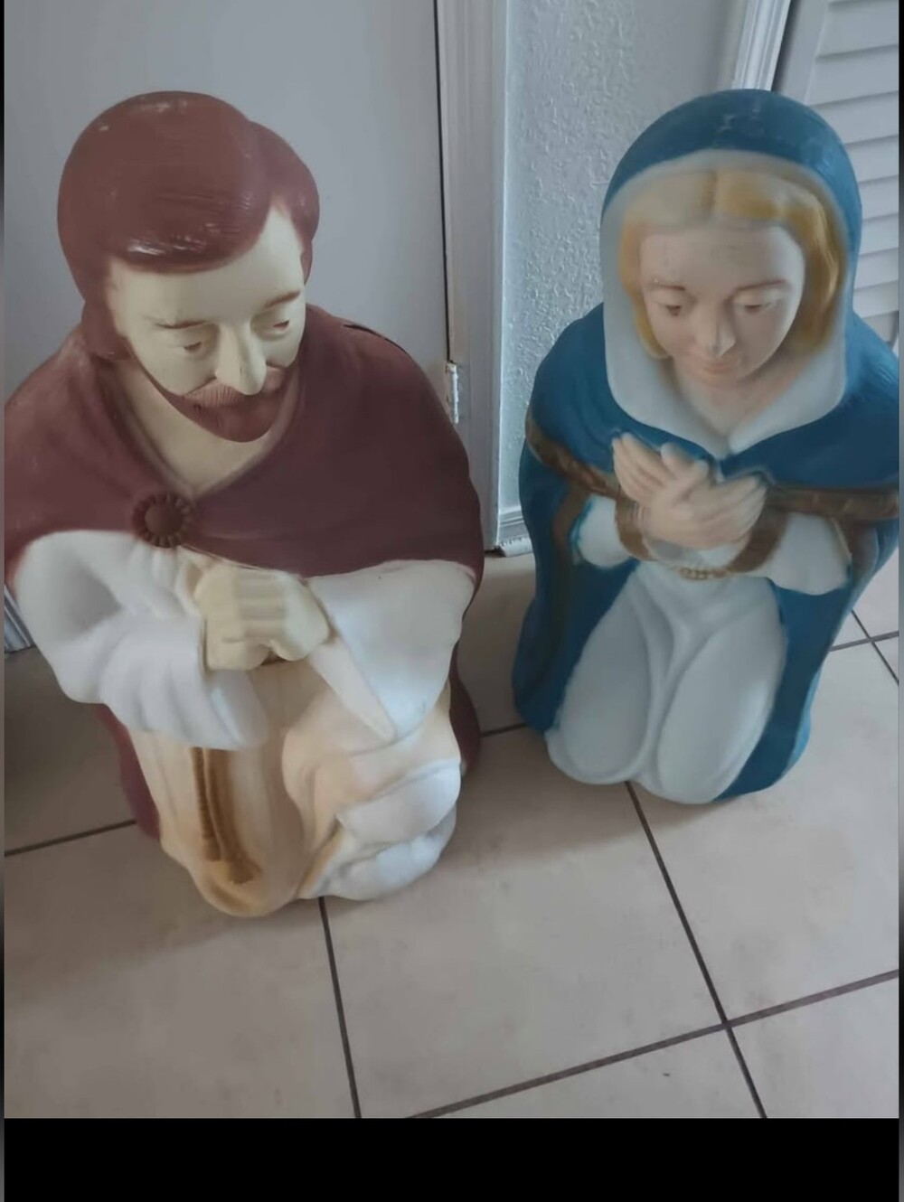 Blow Mold Nativity POLORON 5 Piece  READ